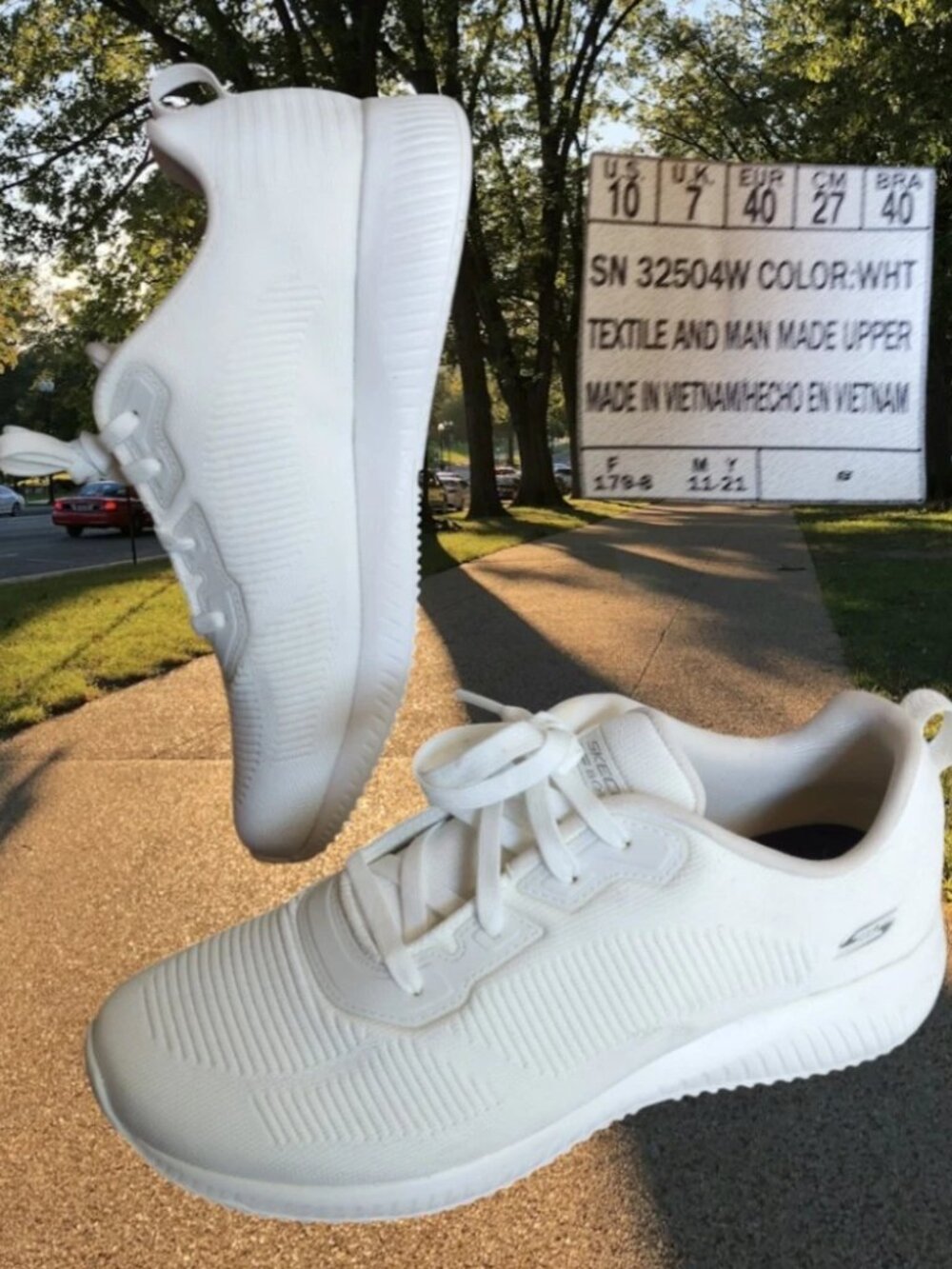 Skechers Bobs 32504W White Women's Sz 10 WIDE Sneakers Walking Shoes Memory Foam